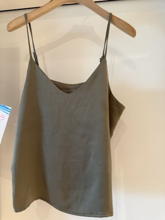 Olivegruenes Top