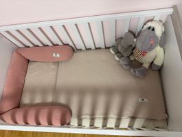 Kinderbett weiss holzfarben inklusiv Matratze gepflegt