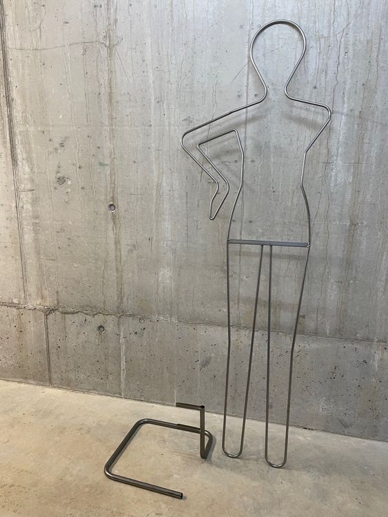 Zu Verschenken Dekobüste Kleiderständer Schaufensterpuppe Schneiderpuppe 140-170cm Verstellbar Draht Torso Schwarz Schneiderbüste Aus Metall Schneiderpuppe Metall