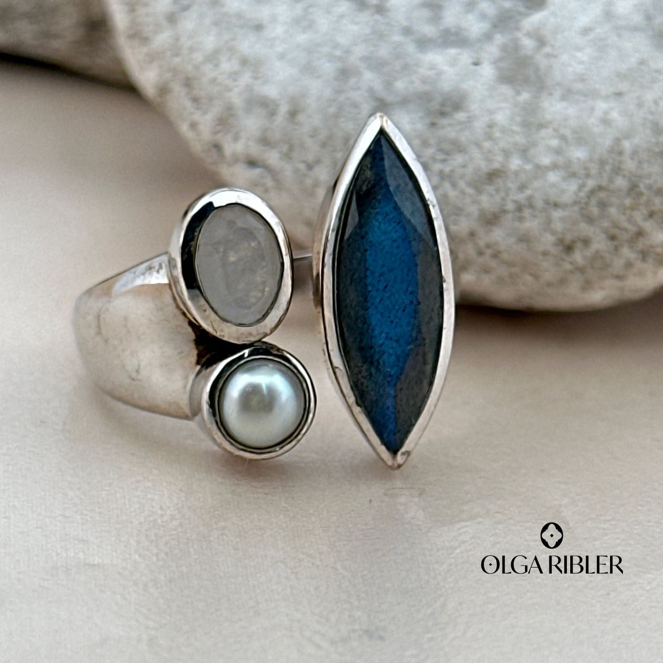 Olga Ribler Bagues: Offener Statement Ring mit Labradorit, Mondstein & Perle – Neuf (Voir description) à Luzern par byolgaribleroutlet 4