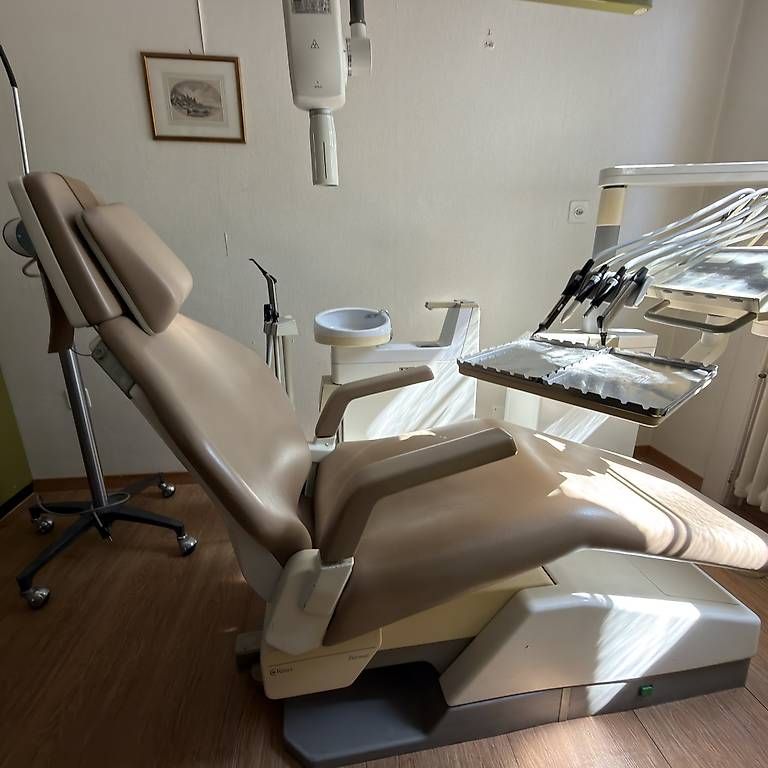 Appareils médicaux: Zahnarztbehandlungseinheit – D'occasion à Bern par sig_8fzr