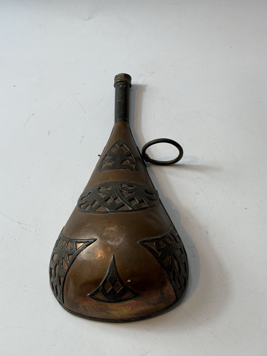 Bottiglie: Antikes Pulverhorn, Messing, verziert, 25 cm – Usato da Grenchen venduto da swiss.antiques 1