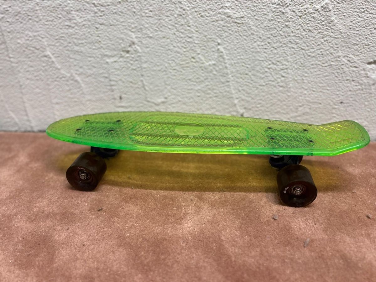 Penny Skateboards Skateboards: Skateboard/Pennyboard, transparent grün – Usato da Hinterkappelen venduto da bar_ms2z