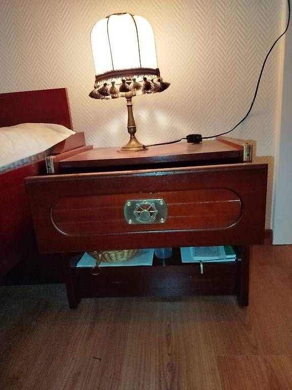 Comodini: Table de chevet d'un ensemble de chambre à coucher – Usato da Champlan venduto da rac_n8q9