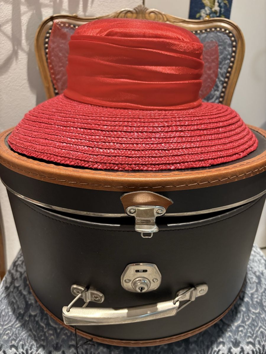 Copricapi, berretti & cappellini: Hut ohne Koffer 65,- mit Koffer 140,-  – Nuovo (secondo la descrizione) da Bellinzona venduto da ModaLugano 1