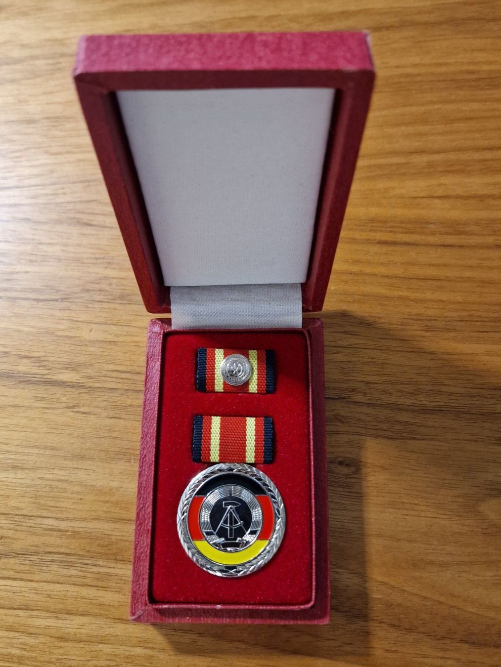 Medaglie: DDR Verdienstmedaille / Ehrenzeichen mit Etui – Nuovo (secondo la descrizione) da Zürich venduto da Allerlei_Shop 6