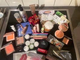 Lot de 30 cosmétiques maquillage et soins visage