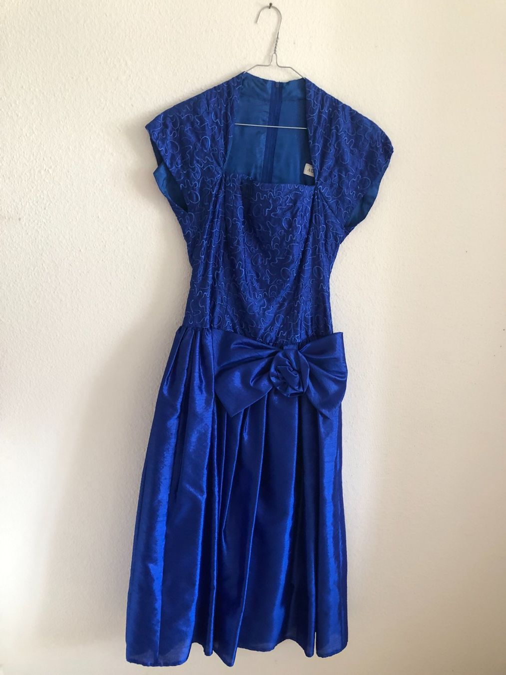 Kleider: Blaues Cocktailkleid mit Schleife, Grösse 36 – Gebraucht aus Neftenbach von uramoq