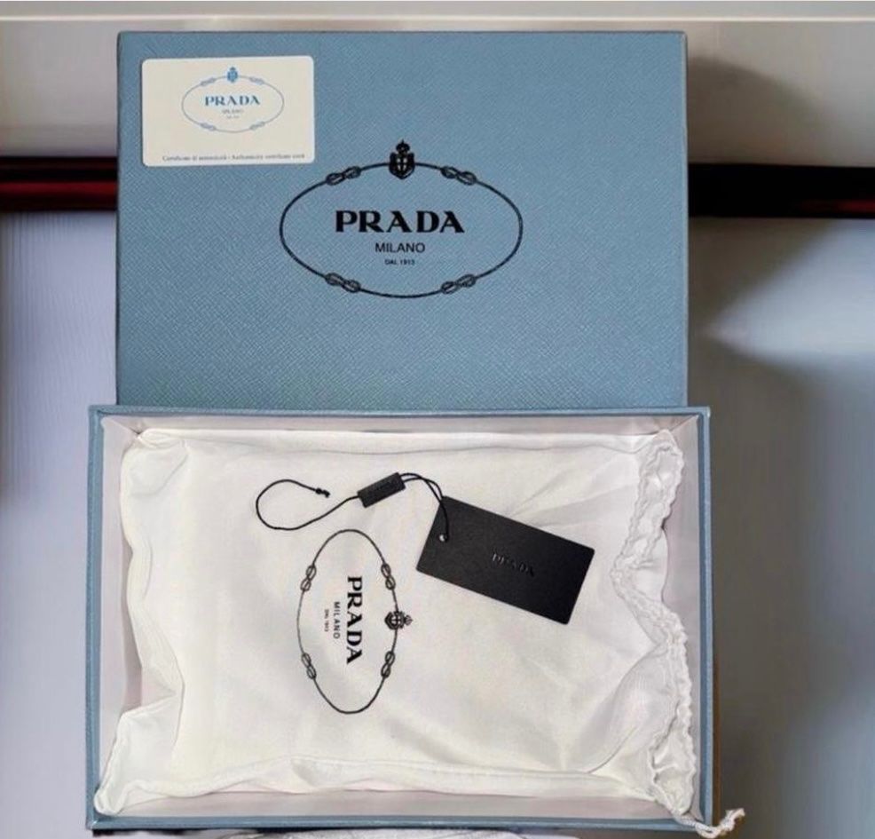 Prada Chapeaux, bonnets & casquettes: Prada Re-Nylon Fischerhut Weiss – Neuf avec emballage d'origine à Dielsdorf par MrAnonymous 3