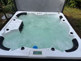 Whirlpool mit neueren Isolierabdeckung – funktionsfähig
