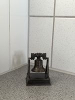 Cloche de la Liberté 1756-1976 métal ancien état