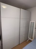 Schwebetürenschrank weiss Glasfronten