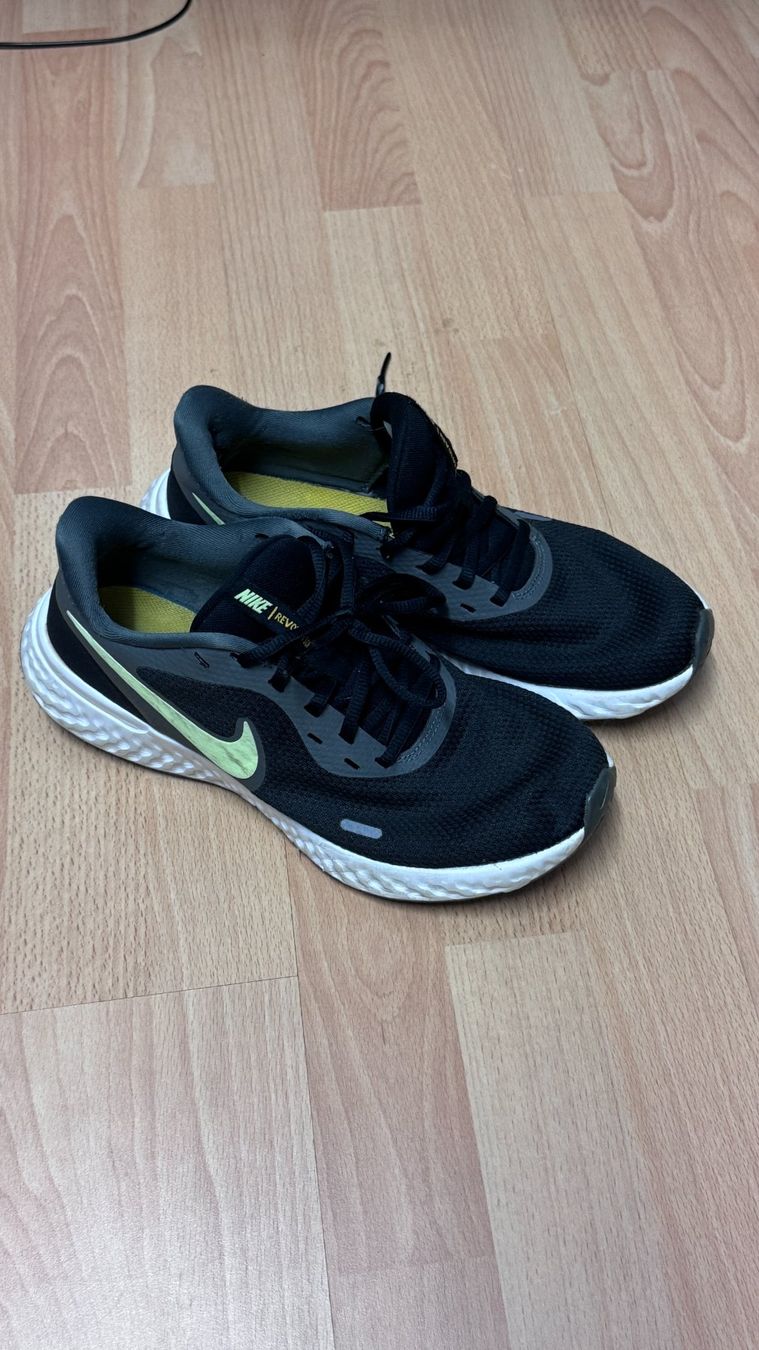 Nike Scarpe da uomo: Nike Revolution Laufschuhe Gr41.5 stark gebrauchte – Usato da Ostermundigen venduto da Vangiolillo 1