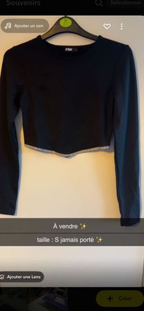 Top noir manches longues T. S neuf - parfait pour l'hiver!