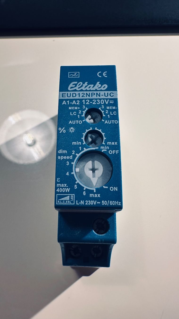 Eltako Interruttori: Eltako EUD12NPN-UC Universal-Dimmschalter 12-230V – Usato da St. Gallen venduto da Philippsg
