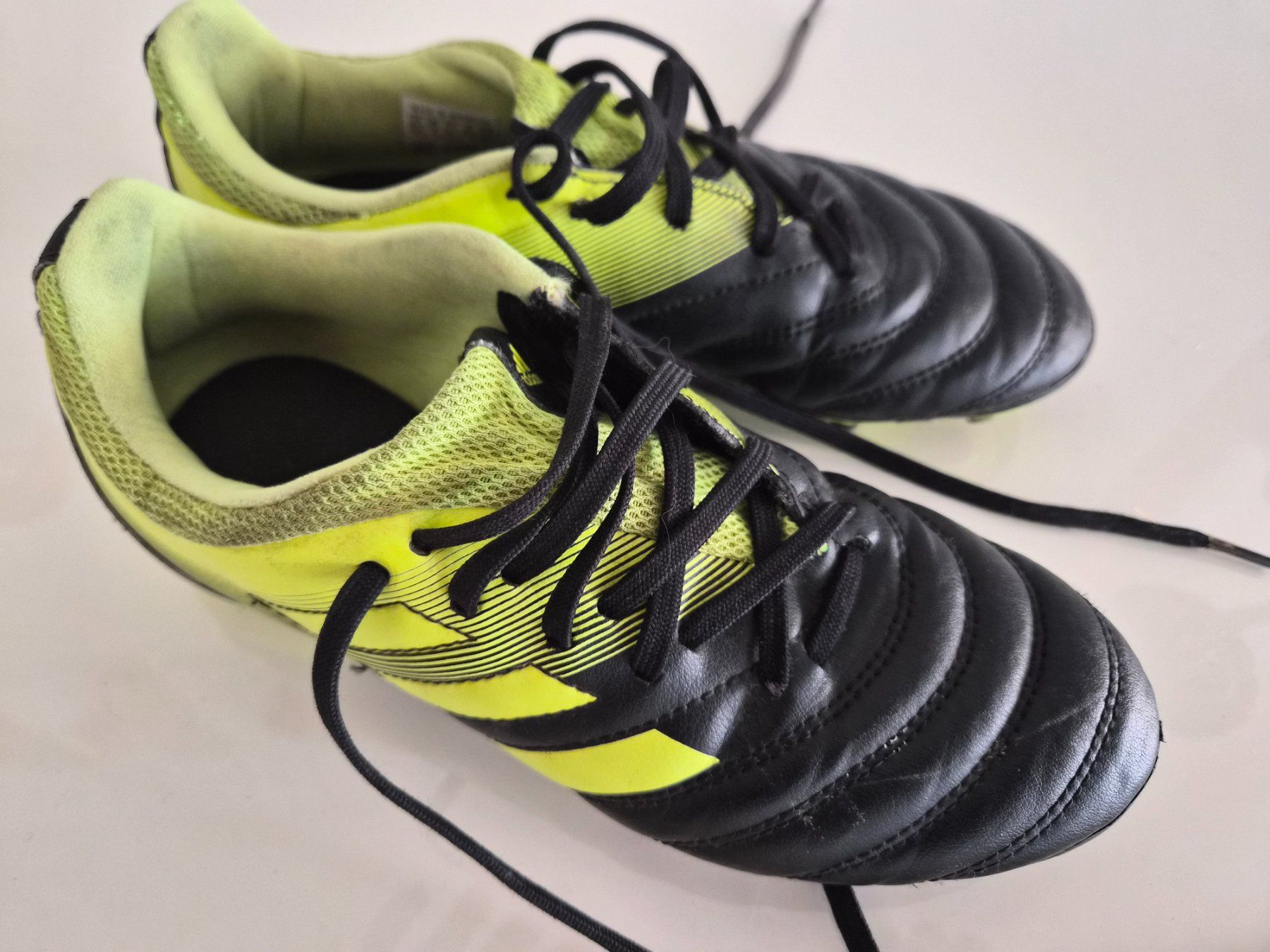 Adidas Chaussures garçon: Fussballschuhe Adidas 35 1/2 – D'occasion à Bellikon par maxa77