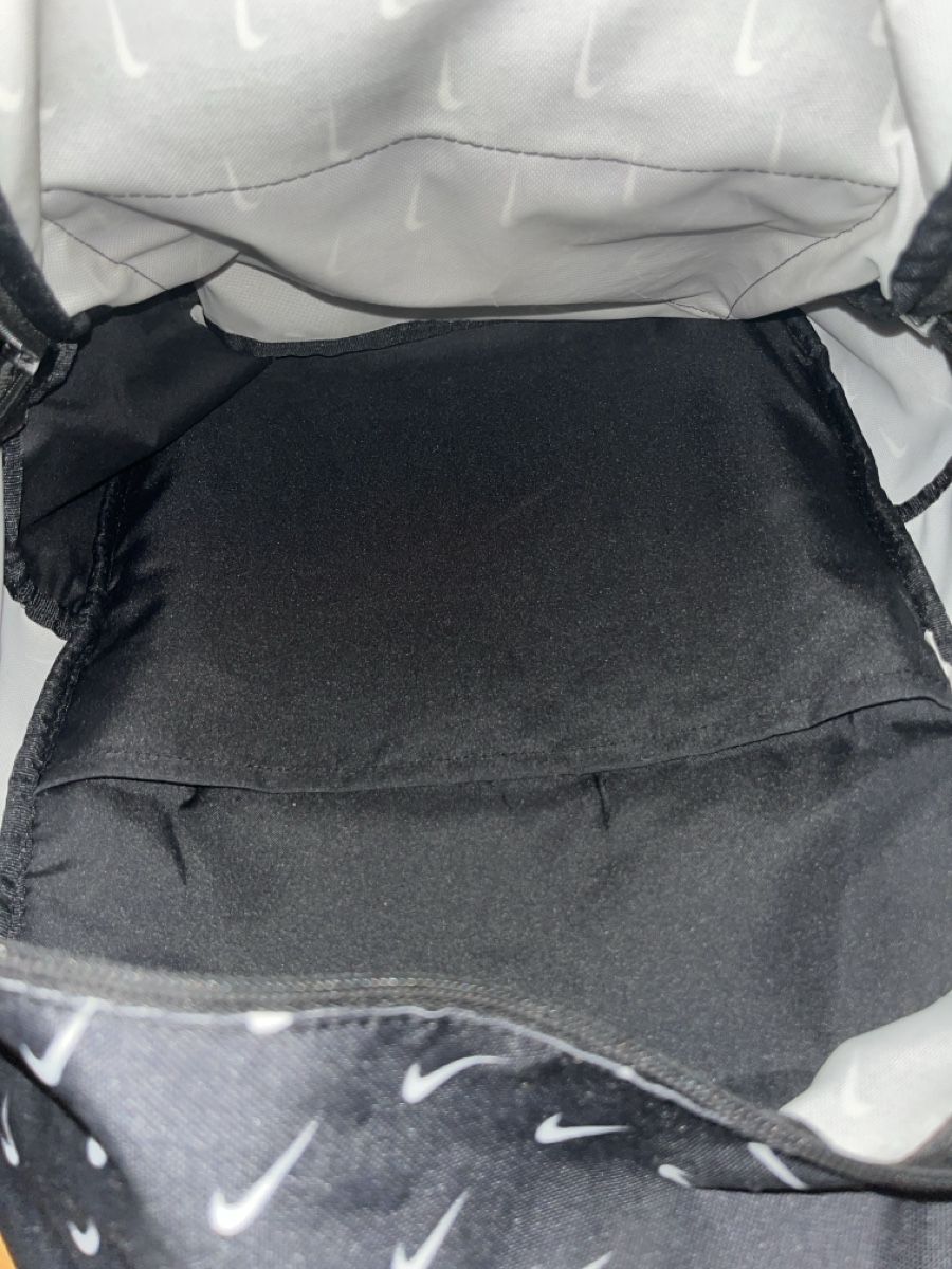 Nike Zaini: Rucksack Nike schwarz mit Logo Muster – Usato da Schaffhausen venduto da Gavran02 2