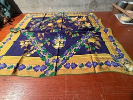 Foulard Must de Cartier motif fruits bleu et or
