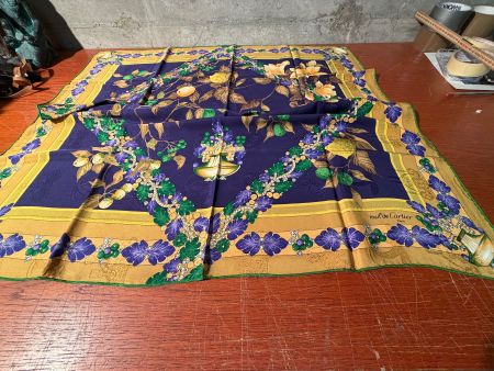 Foulard Must de Cartier motif fruits bleu et or