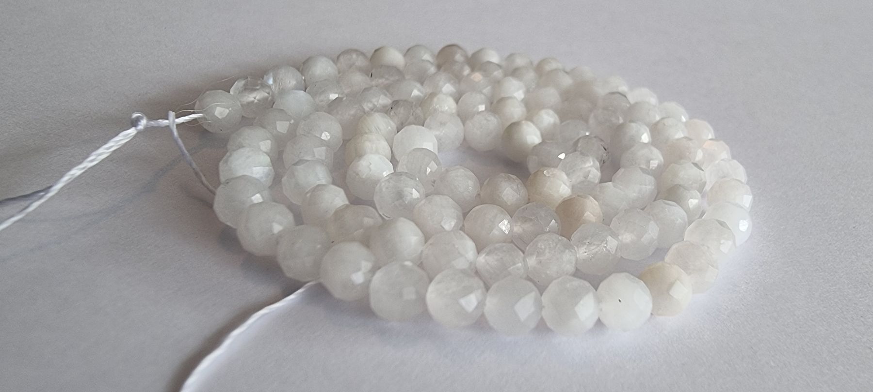 Minerali & Pietre curative: Mondstein facettiert 4mm. Strang – Nuovo e nell'imballaggio originale da Menziken venduto da Mirager 1