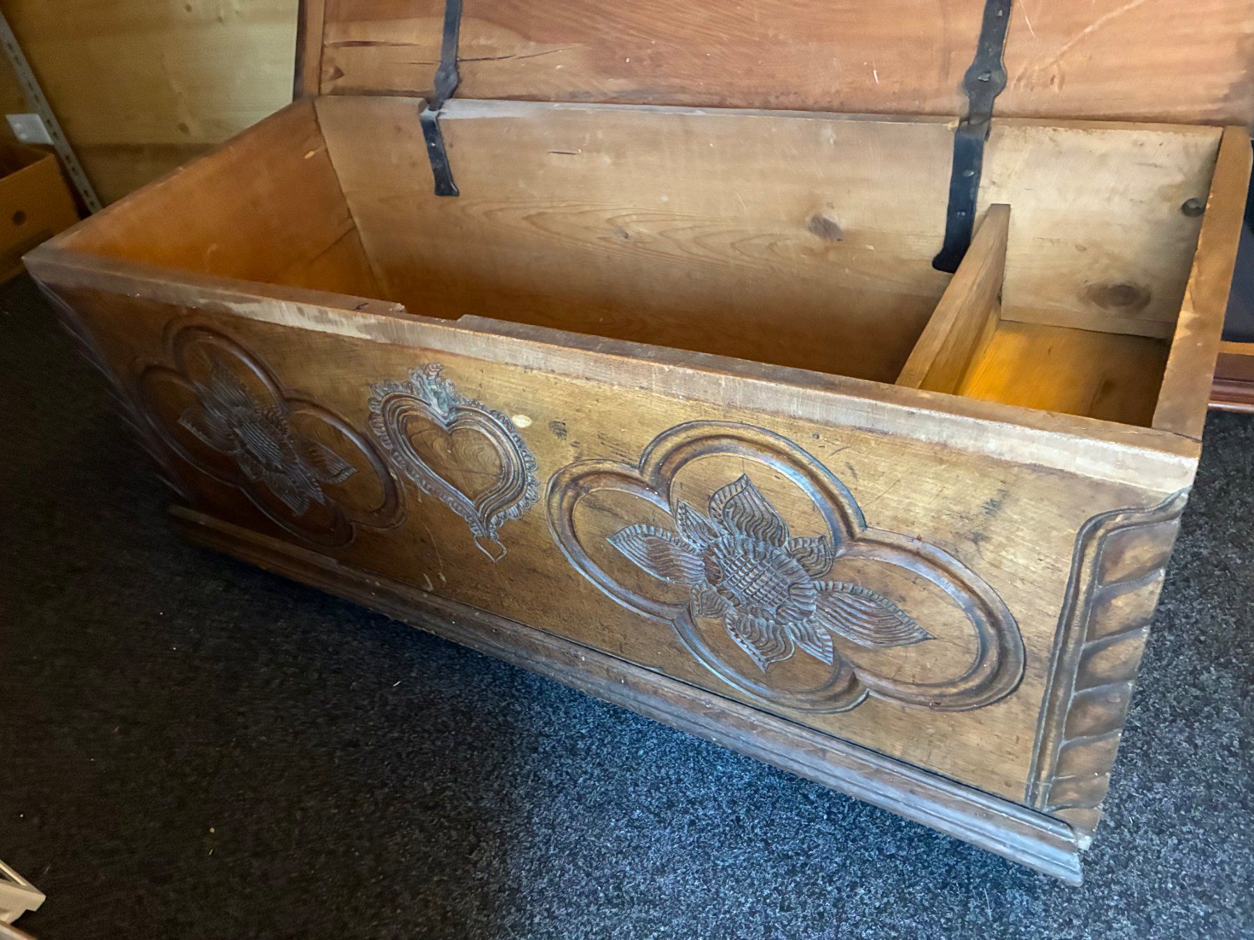 Coffres: Antike Holztruhe mit Klappdeckel – D'occasion à Luzern par Elgordo7
