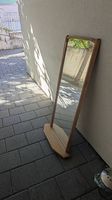 Spiegel mit Holzrahmen und Ablagefläche