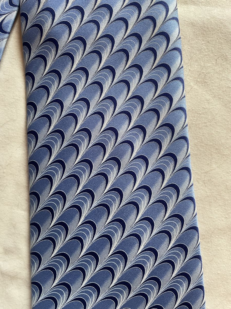 Lanvin Cravatte: Lanvin Silk Tie - Blue Geometric Pattern - Spring Style 59 – Nuovo (secondo la descrizione) da Buttikon SZ venduto da trzurigo 1