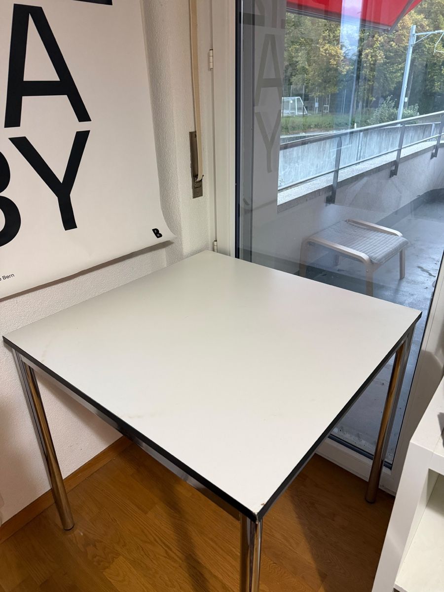 USM Scrivanie: Weisser USM Tisch 100x100cm – Usato da Bern venduto da kama_lama 2