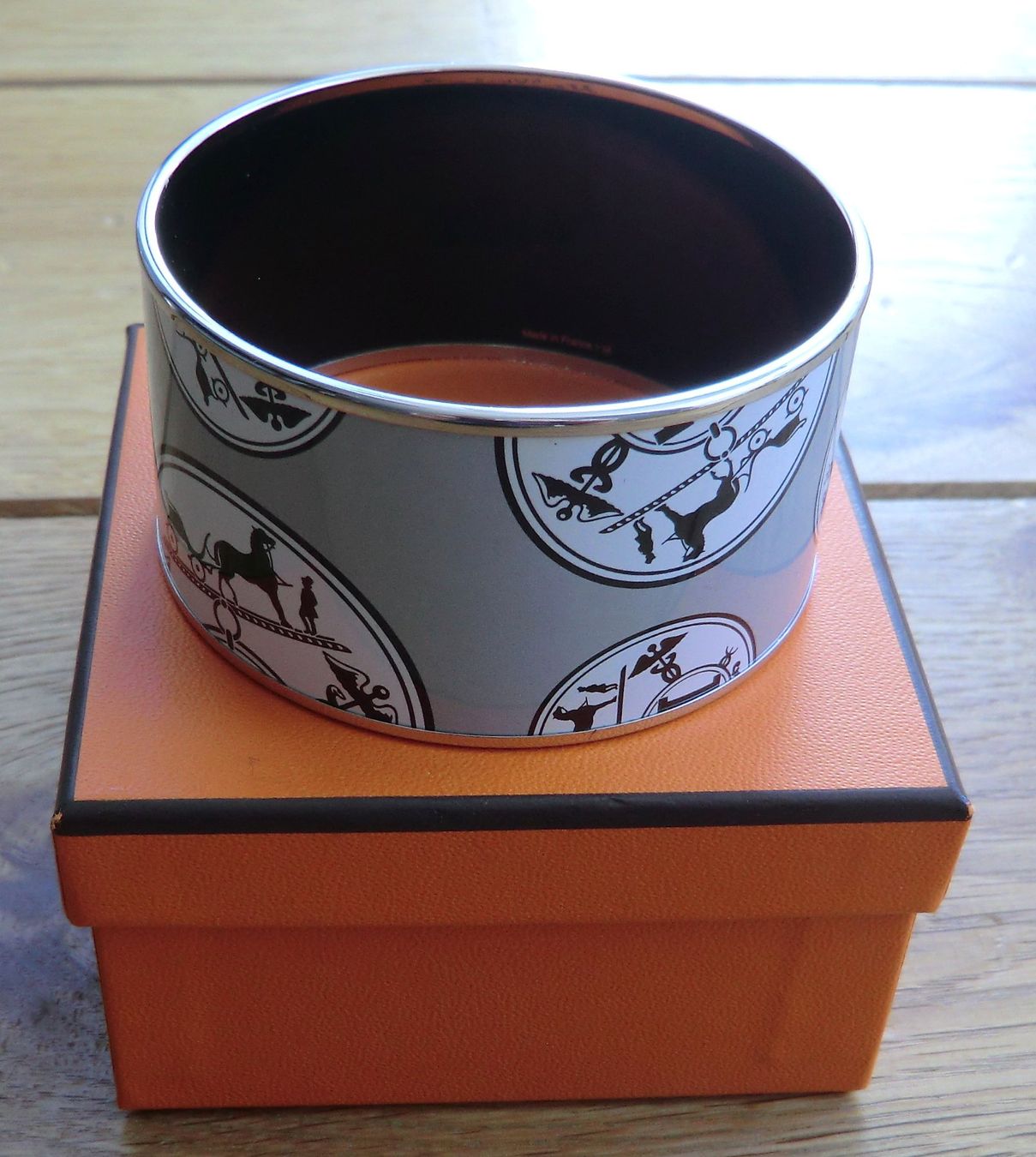 Hermès Armbänder & -reifen: HERMES large Bracelet en émail – Gebraucht aus Zürich von Libraco