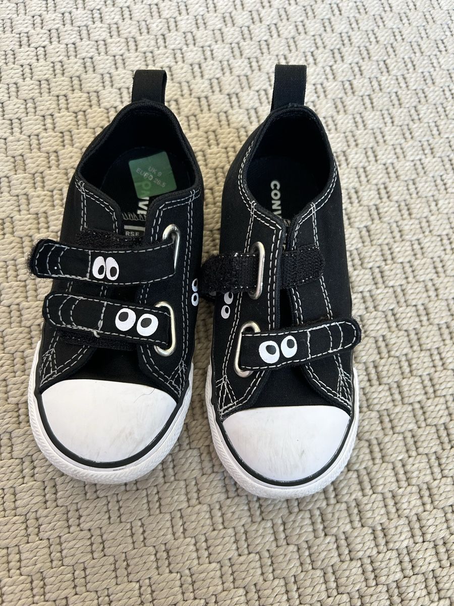 Converse Scarpe per ragazzi: Converse Kinder Schuhe schwarz Grösse EU 26.5 gut erhalten – Nuovo (secondo la descrizione) da Zürich venduto da mar_d7zz