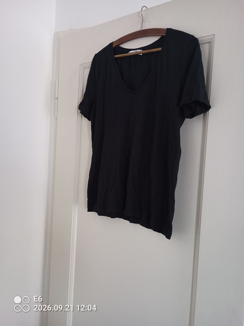 T-shirt: Shirt mit V-Ausschnitt – Usato da Zürich venduto da Mitzi6