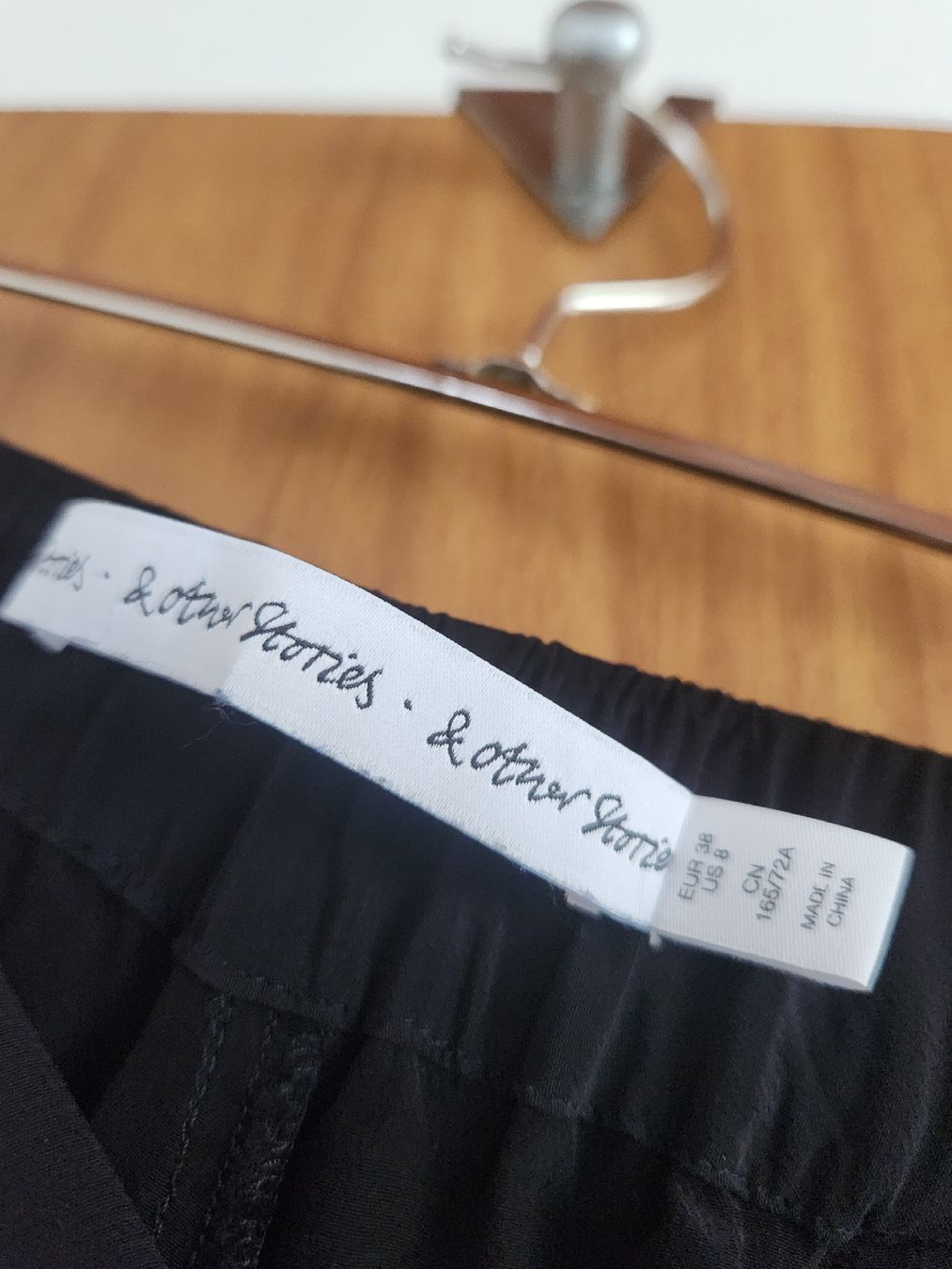 Other Stories Pantalons: Pantalon noir  3/4 & Other Stories taille 36( S/M) – D'occasion à Niedergösgen par Eva2410 4