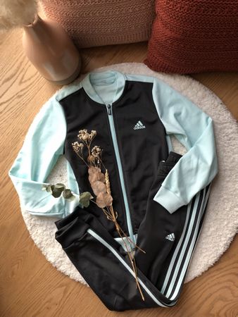 Adidas Trainingsanzug schwarz hellblau Gr. 140 NEUWERTIG 