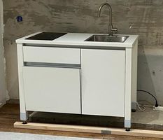 Neuwertige Mini-Küche mit Induktionsherd und Geschirrspüler