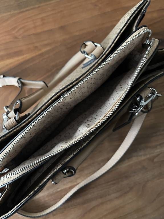 Taschen für Damen: Guess Handtasche hellbraun – Gebraucht aus Rütihof von sus_6r5m 4