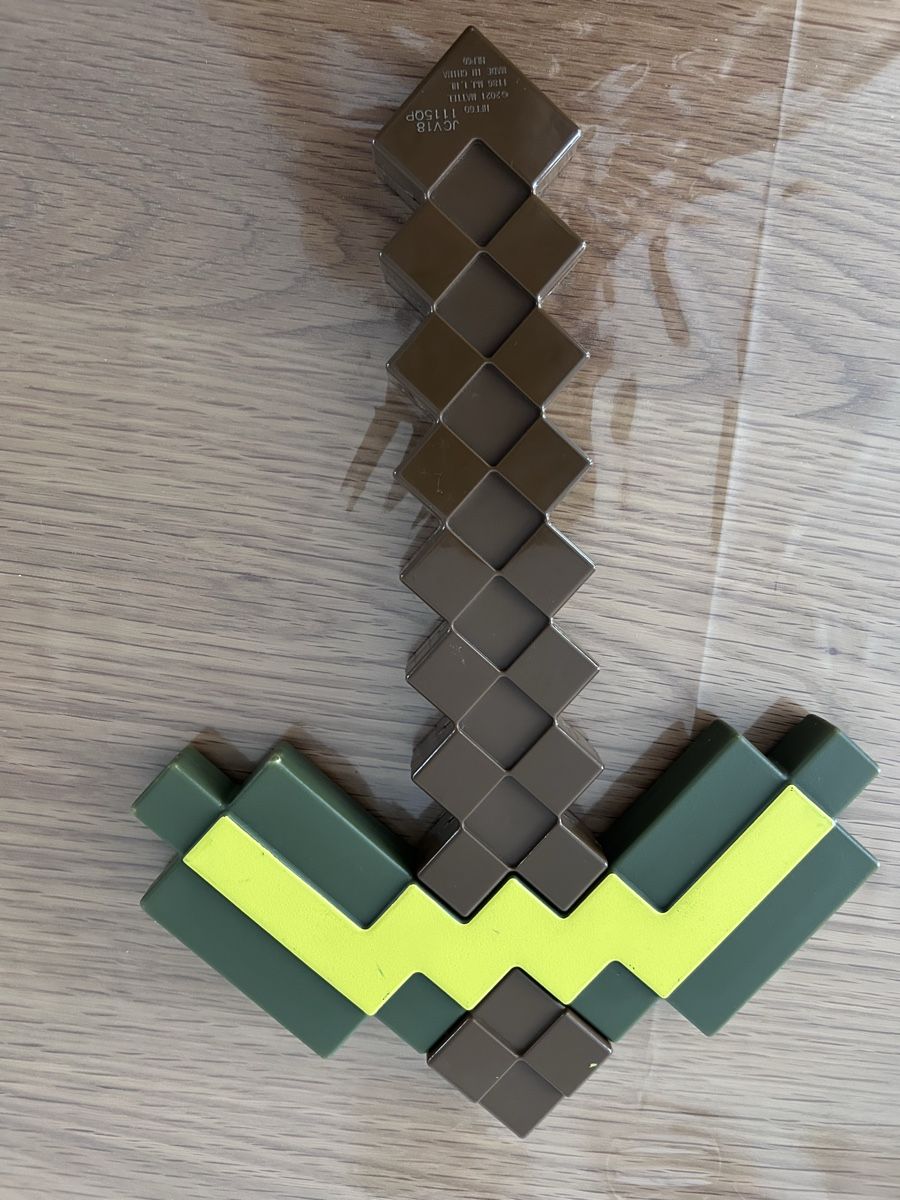 Jouets: Minecraft Gold Pickaxe Green Yellow – D'occasion à Wetzikon ZH par sheralynn