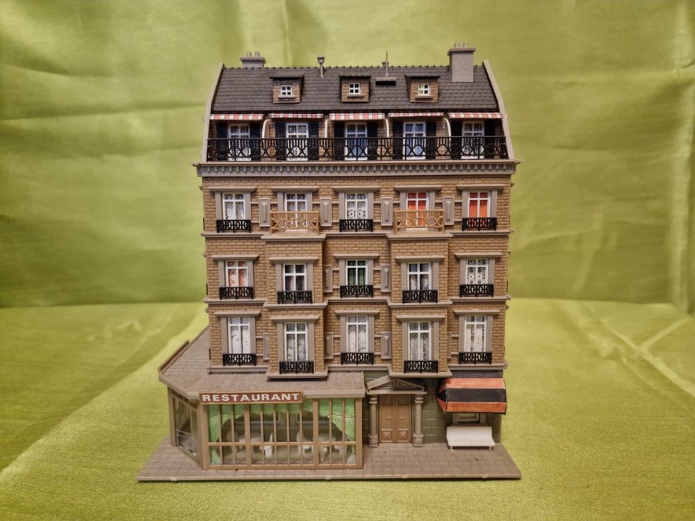VOLLMER HO hôtel restaurant éclairé immeuble maquette montée | UK