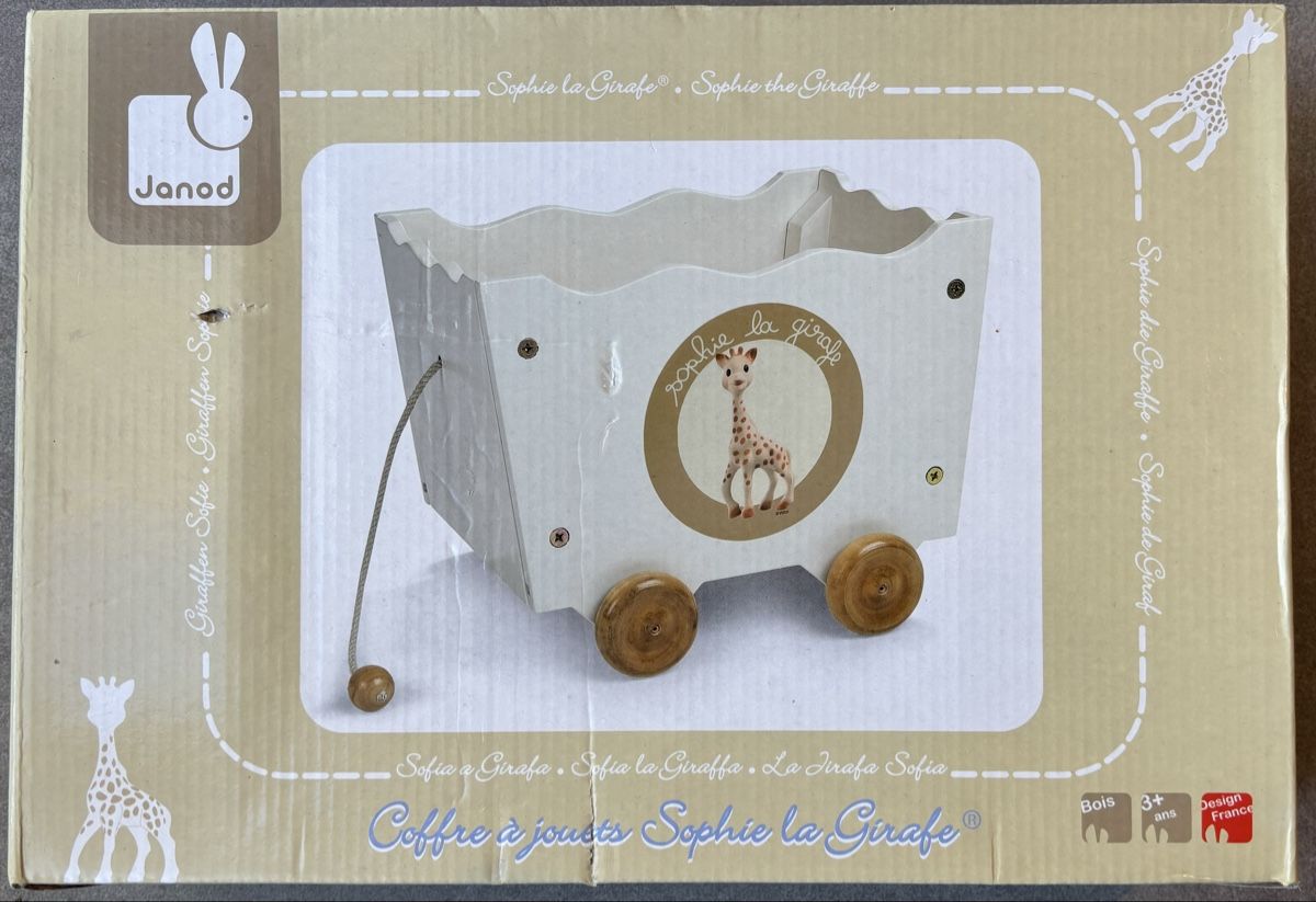 Janod Giocattoli: Coffre à jouets Sophie la Giraffe, marque Janod – Nuovo e nell'imballaggio originale da Cudrefin venduto da sdz_trl6