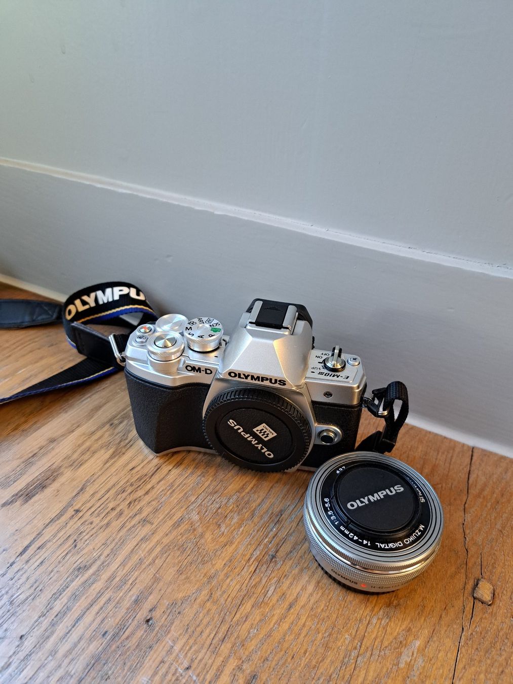 Olympus Fotocamera: Olympus OM-D-EM10 mit Objektiv – Usato da Thalwil venduto da sib_x2f9