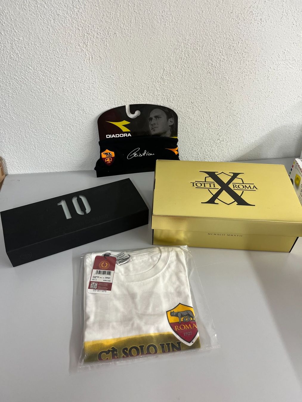 Nike Canottiere & Pantaloni: Francesco Totti Kollektion / Trikots & Binde & Schuhe – Usato da Weinfelden venduto da Coiro10