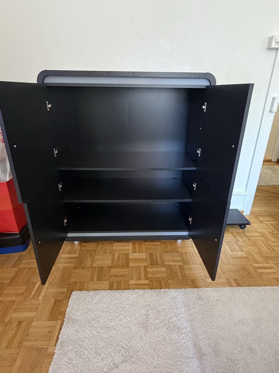 Ikea Schränke: Schrank H: 113cm B: 95cm T: 42cm – Gebraucht aus Zürich von Nikita.- 1