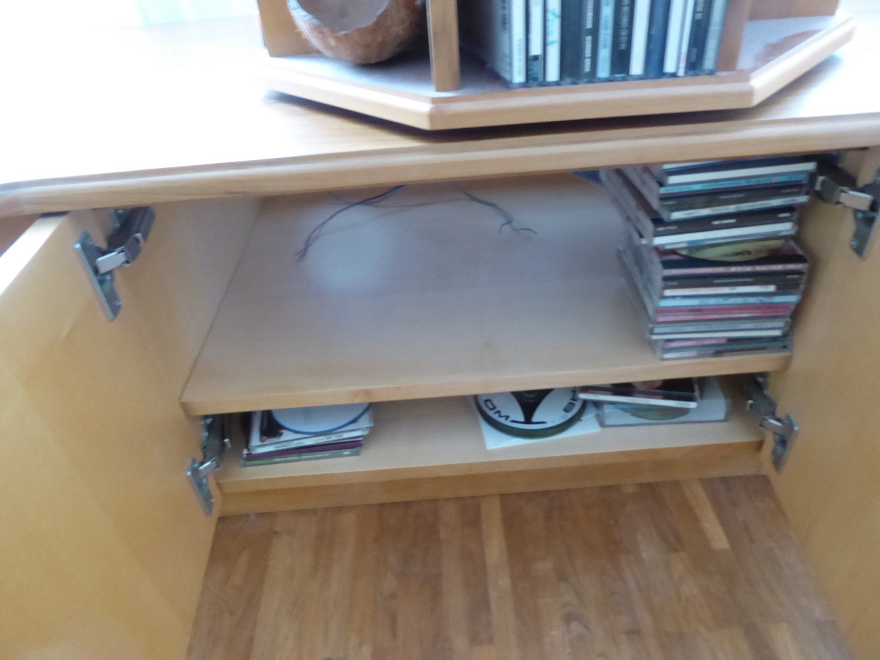 Cassettiere: Elegantes Nussbaummöbel Sideboard Drehbarer CD Ständer Möbel – Usato da Bubikon venduto da taerni 2