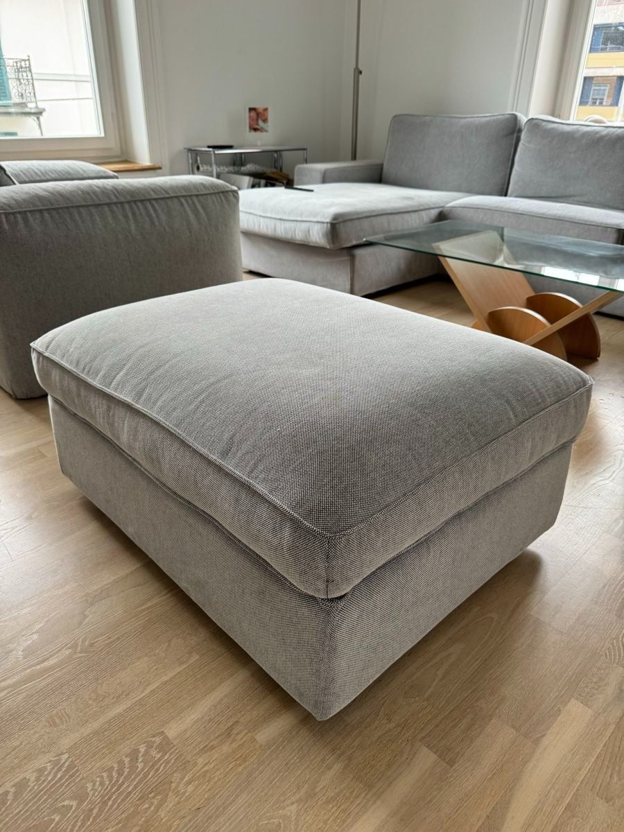 Ikea Hocker: IKEA Kivic Polsterhocker Hellgrau mit Stauplatz – Gebraucht aus Zürich von PZerggie