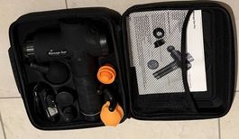 Massagegun mit verschiedenen Aufsätzen