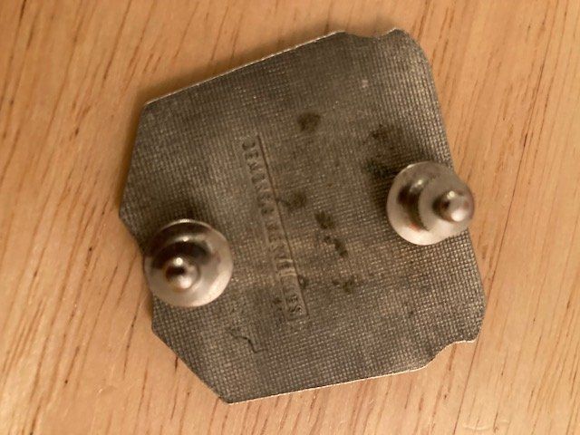 Placchette & Badge: Vintage Chevignon Pin – Usato da Affoltern am Albis venduto da rollotomasi 1