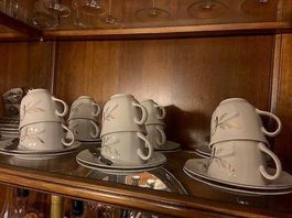 Tee-Tassen mit Unterteller aus Porzellan