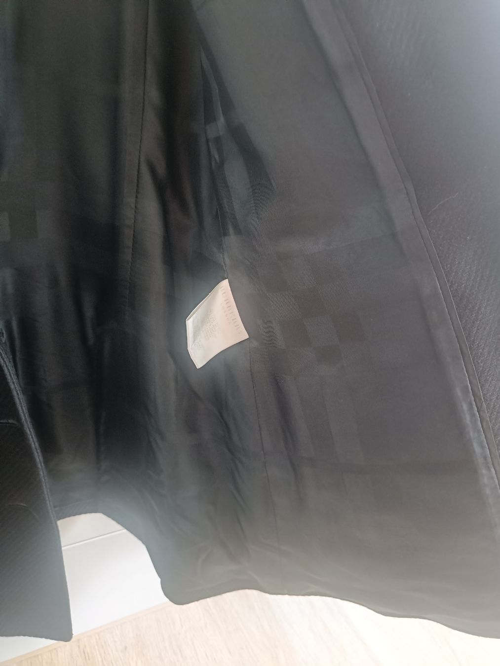 Burberry Jacken: Burberry Damenjacke in Schwarz – Gebraucht aus Emmen von kat_q67m 4