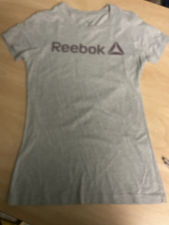Damen T-Shirt Reebok grau/lila Schrift Gr. XS neu