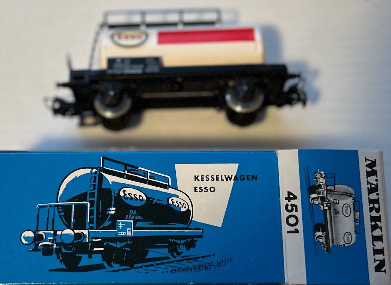 Märklin Modellini di ferrovie: Märklin 4501 - DB-Kesselwagen Esso – Usato da Bubendorf venduto da torina99