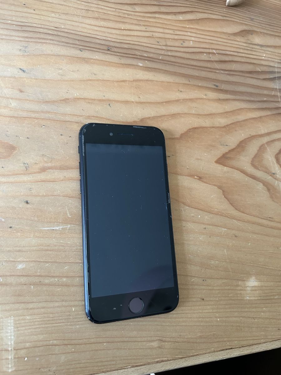 Apple Handys / Smartphones: iPhone SE 2. Generation 64GB schwarz defekt – Defekt aus Luzern von bettygreen